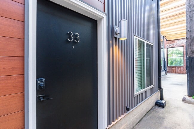 Building Photo - 3003 W Glenwood Ave