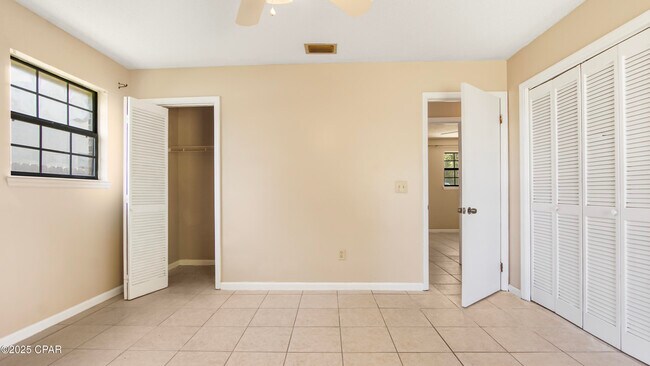 Building Photo - 807 White Oak Ct