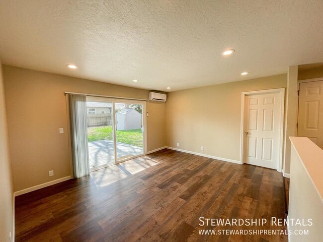 Building Photo - Newly rehabbed home in Springfield