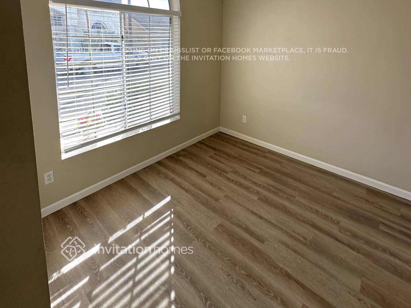 Building Photo - 1102 E Annette Dr