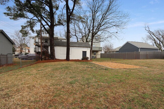 Building Photo - 215 E Cummings Ave