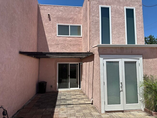 Building Photo - SE Desert Inn and Eastern!! Townhouse with 2 parking Spaces!! Recent Remodel!!