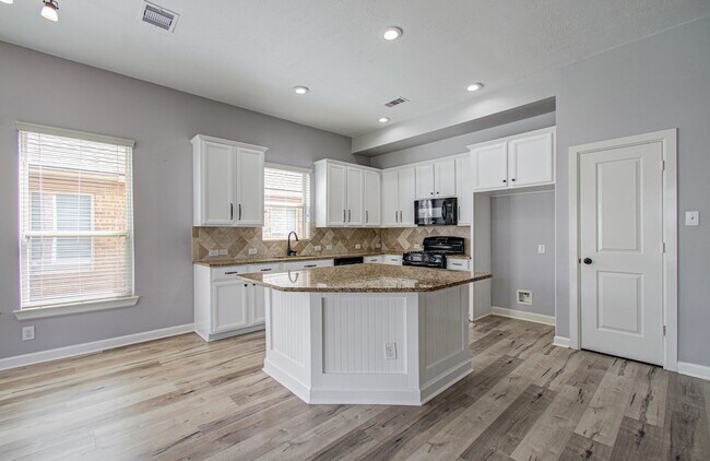 Building Photo - 12935 Northpointe Bend Dr