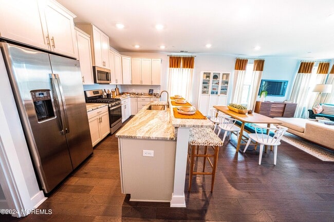 Building Photo - 4 Midway Rd S