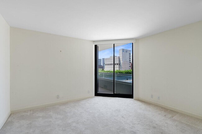 Building Photo - 529 S Flagler Dr