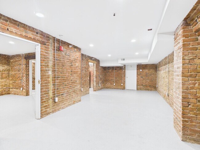 Building Photo - 7 E Franklin St