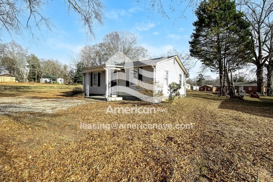 Building Photo - 202 Oak St