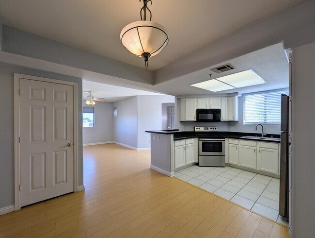 Building Photo - 4925 E Desert Cove Ave