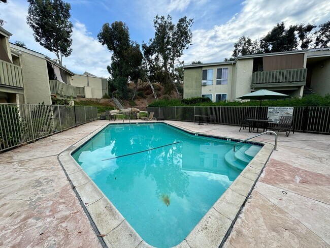 Building Photo - Great 1B/1BA Condo in Gated Community in E...