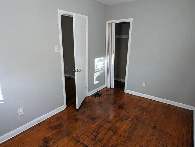 Building Photo - 148 Collingwood Ave