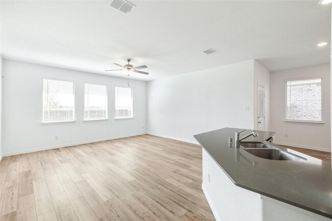 Building Photo - 4905 Woodloch Dr
