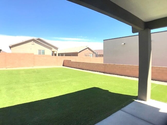 Building Photo - Gorgeous, Newer 3 bedroom in Los Lunas! Open Layout!
