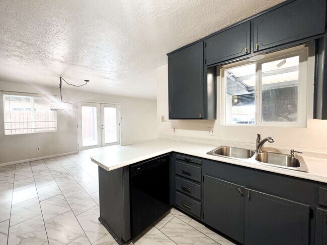 Building Photo - "Pool Home in the Center of Yuma!"