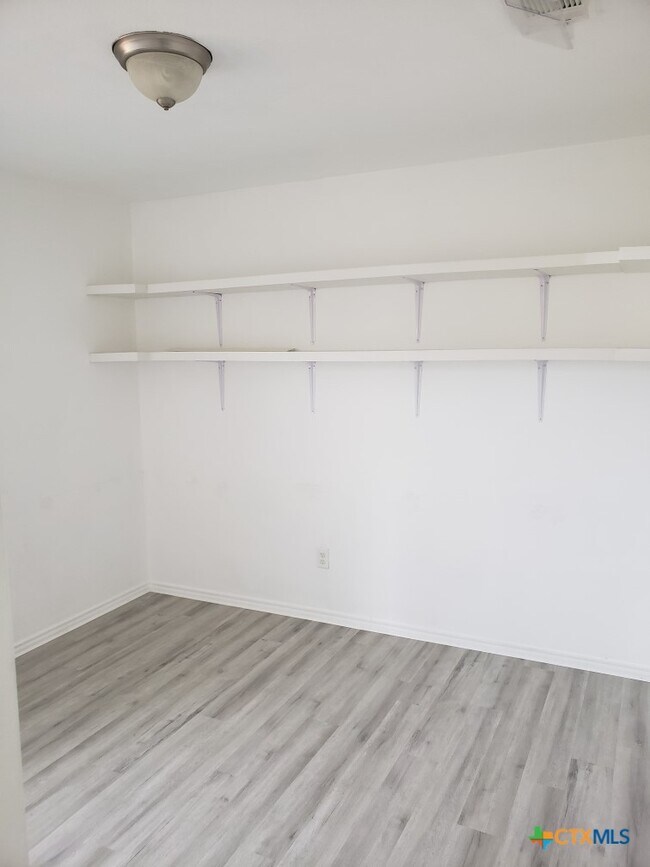 Building Photo - 1121 Dixon Cir