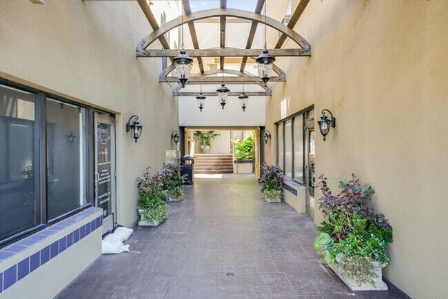 Building Photo - Beautiful 2 Bedroom 2 Bathroom Condo in La...