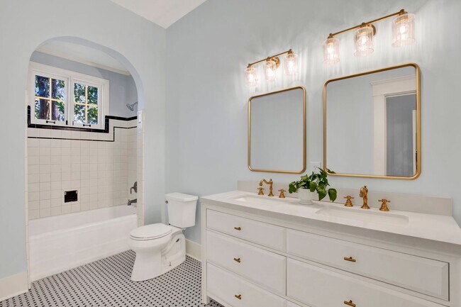 Building Photo - Thomas Square Home