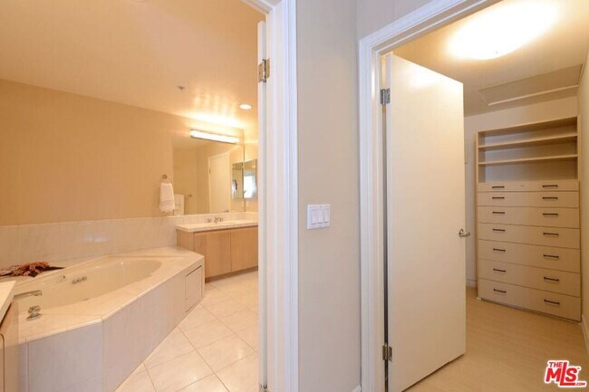 Building Photo - 117 N Gale Dr