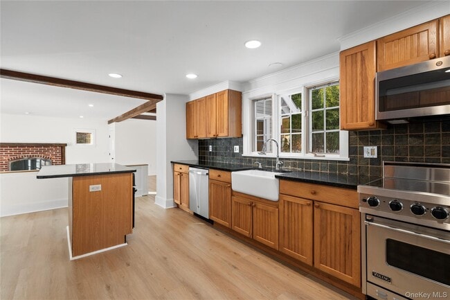 Building Photo - 127 NY-100