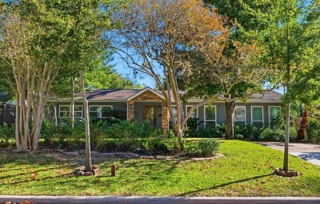 Building Photo - 1320 Woodvine Dr