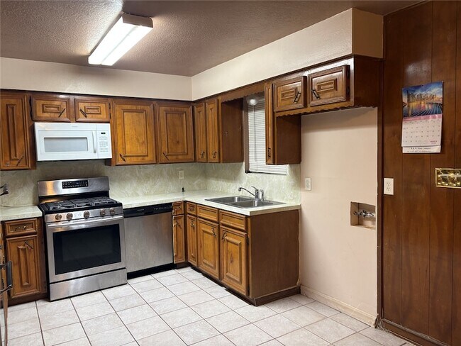 Building Photo - 415 Zinn Dr