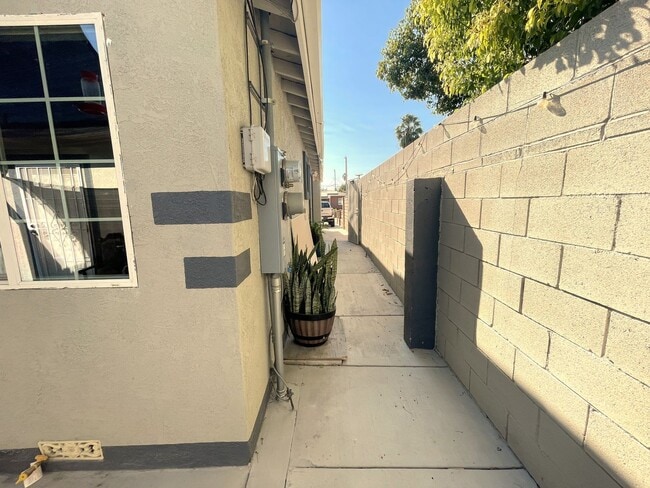 Building Photo - 8822 Tyrone Ave