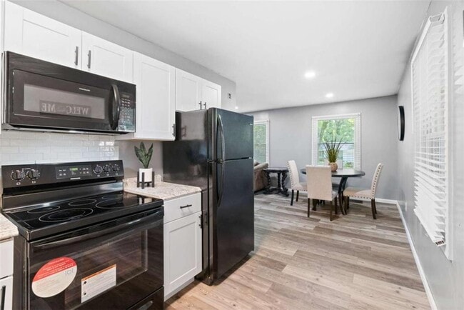 Building Photo - 2150 Meadowlane Dr SW