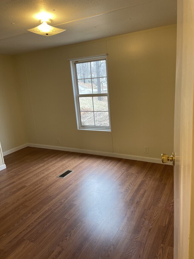 Building Photo - LJE #09