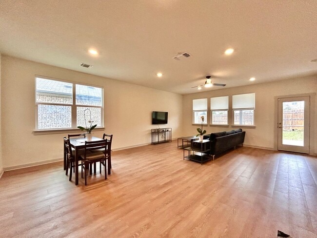 Building Photo - Light-Filled 4 Bedroom, 2 Bath Home with Deck & Fenced Backyard