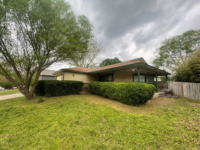 Building Photo - Located off Wedinton Dr! 3 Bedroom 2 Bathr...