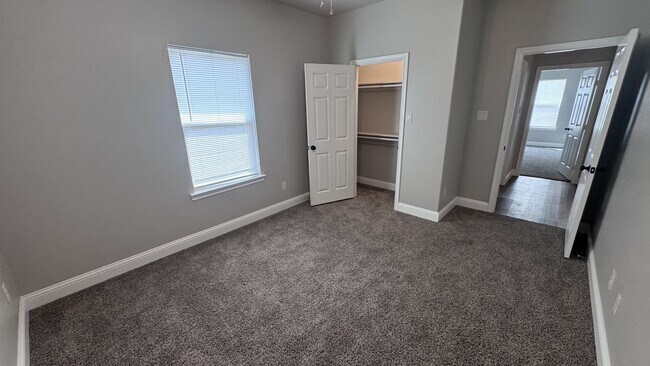 Building Photo - 117 Hessed St