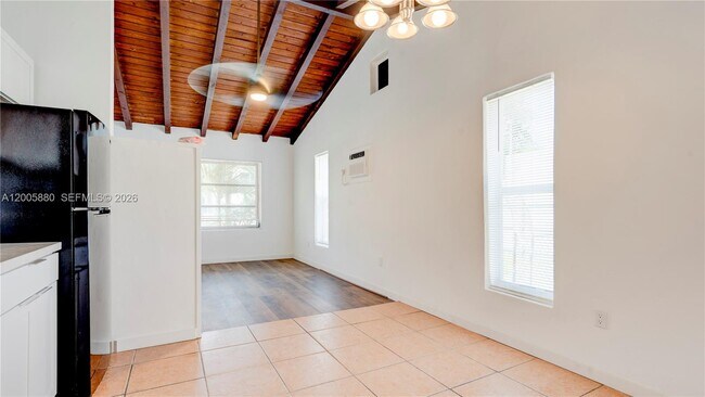 Building Photo - 1085 NE 128th St