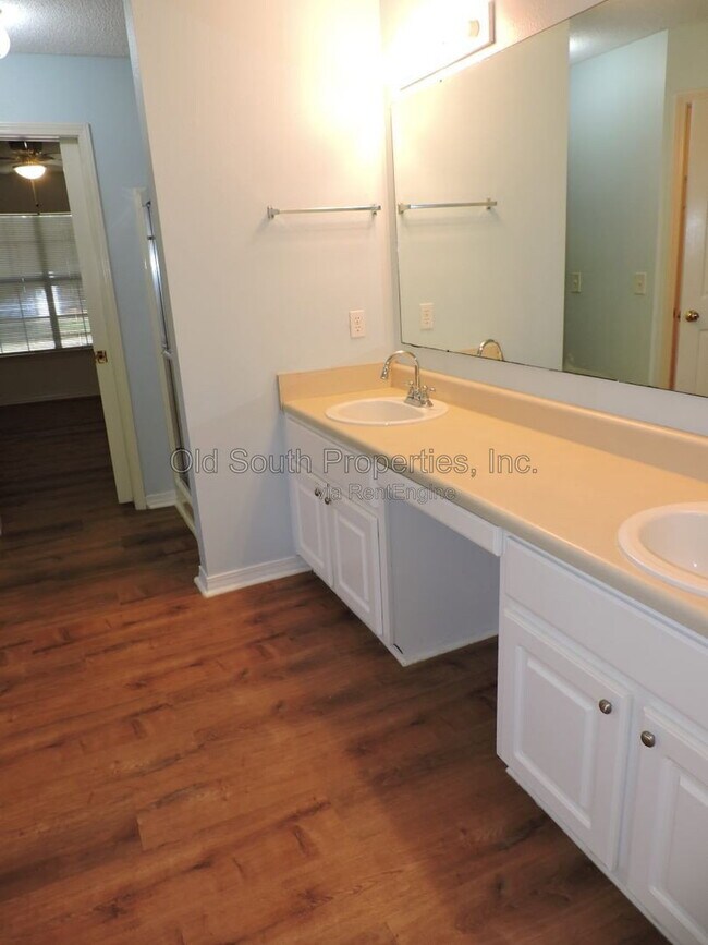 Building Photo - 2552 Southern Oaks Dr