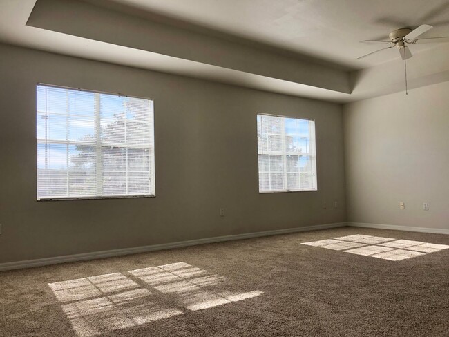 Building Photo - 2/2 condo becoming available February 1st,...