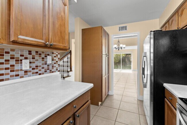 Building Photo - Town Home For Rent in Town 'n' Country!