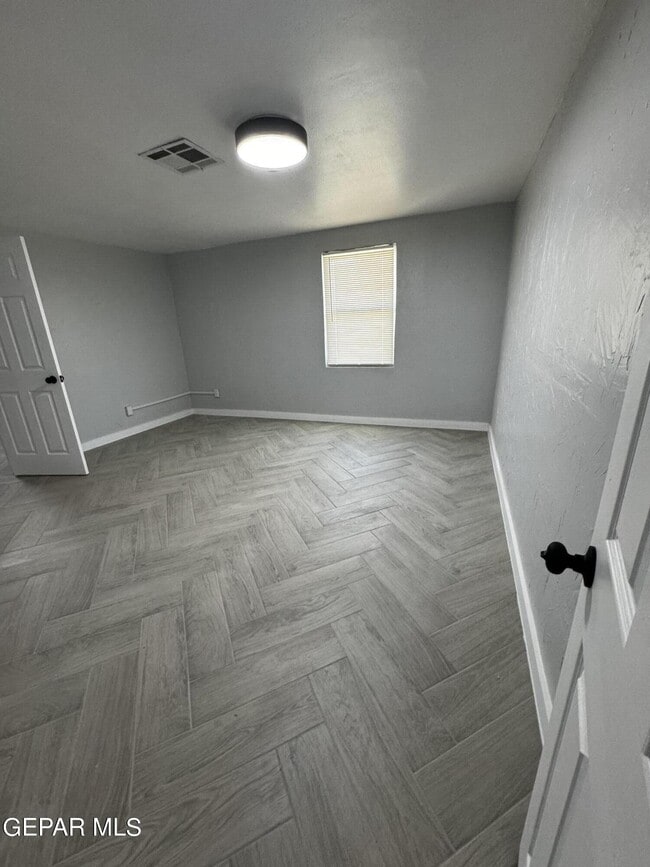 Building Photo - 10277 N Loop Dr