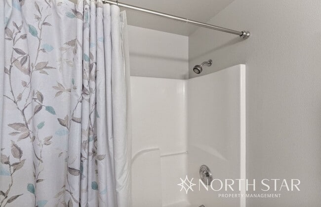 Building Photo - Modern and Spacious 3 bed/2 bath