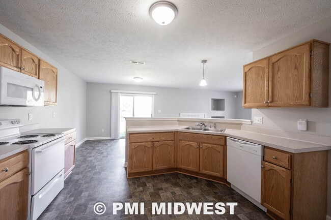 Building Photo - Great 3 Bedroom 2.5 Bathroom Home on the upper east side of Indy!