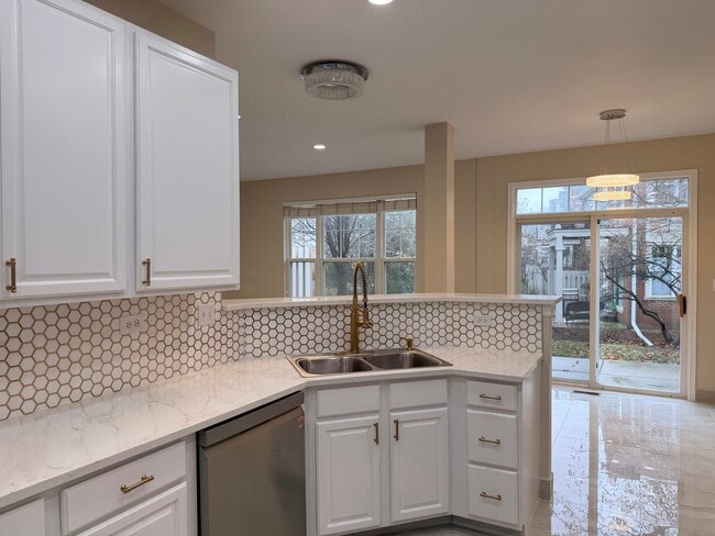 Building Photo - 431 Pine Lake Cir