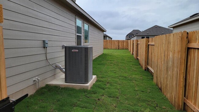 Building Photo - 101 Red Buckeye St