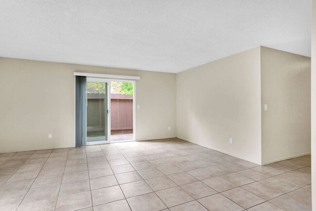 Building Photo - Great three bedroom/two bath single level corner townhome in UTC!