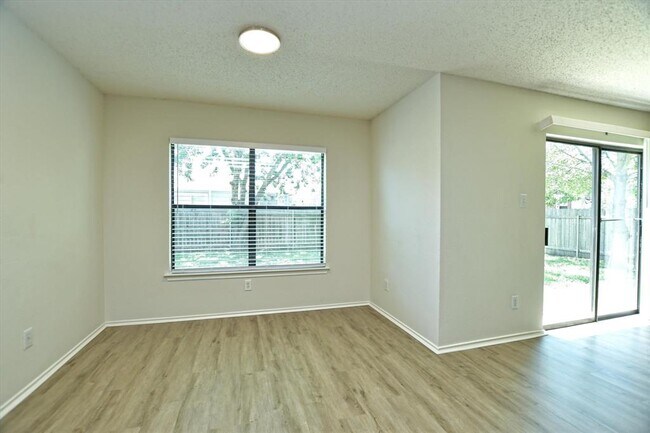 Building Photo - 1201 Pike Path