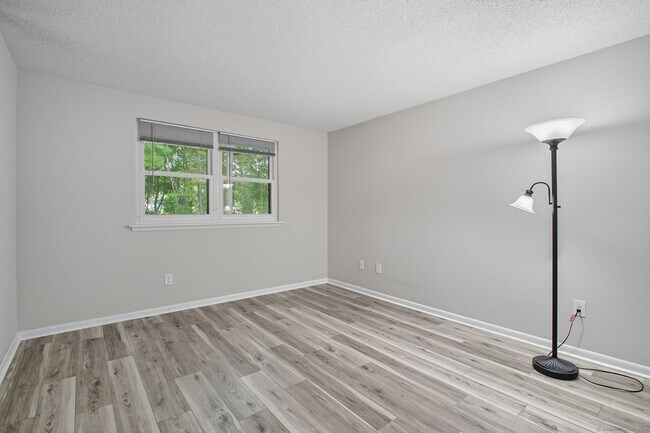 Building Photo - 402 Twin Circle Dr