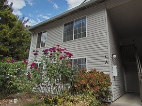 Building Photo - 2 Bedroom Apartment  ~ South Corvallis