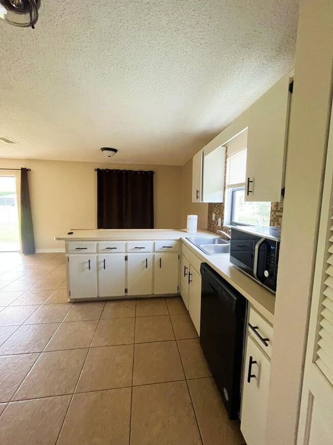 Building Photo - Beautiful 3 Bedroom 2 Bathroom Bungalow in...