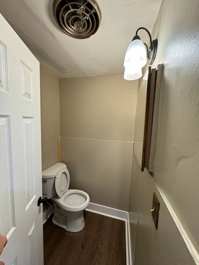 Building Photo - $875 - 3 bedroom/ 1.5 bathroom - Single Fa...