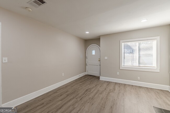 Building Photo - 1376 Westmont Rd SW