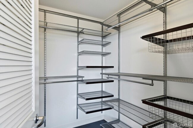 Building Photo - 250 King St