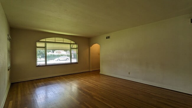 Building Photo - 3 Bed 2 Bath Near Downtown COS