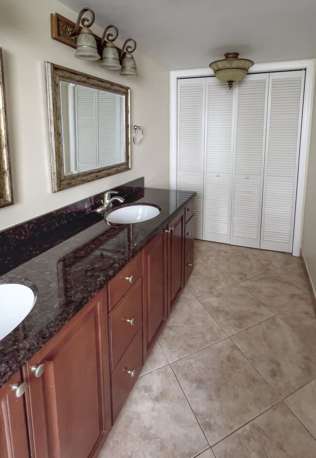 Building Photo - 3049 N Course Ln