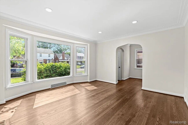 Building Photo - Modern 3-Bedroom Home with Generous Space and Style